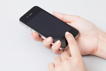 スマートフォンを操作する女性の手元