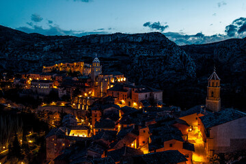 Fototapeta premium Vista nocturna del pueblo de Albarracín 