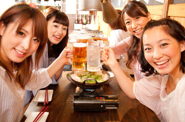 女子会で乾杯する女性