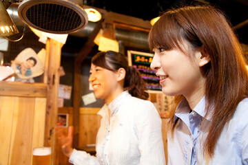 居酒屋で談笑する女性