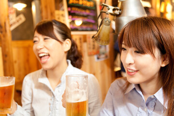 生ビールを飲む女性