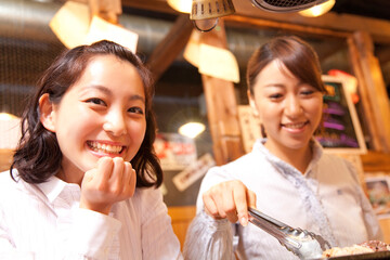 焼き肉を焼く女性