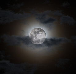 Fototapeta na wymiar Luna con nubes