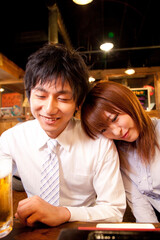 居酒屋でデートするカップル