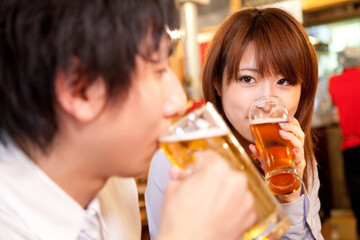ビールを飲むカップル