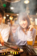 焼肉を焼くカップル