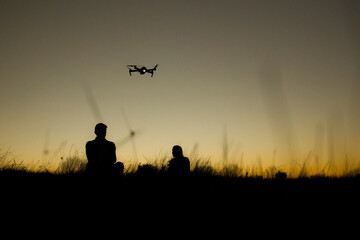 Fototapeta na wymiar Manejando un drone