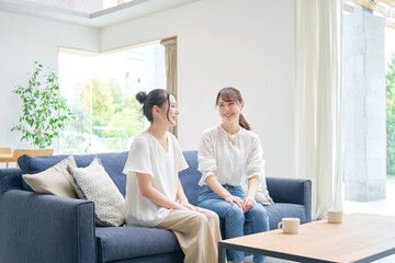 Obraz premium リビングで話す女性