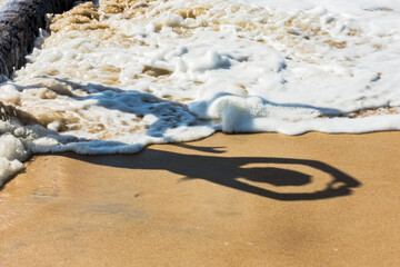 Sombra de coração com amor na areia da praia