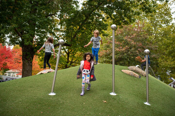Obraz premium sisters playing on the park having fun 