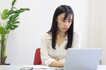 ノートパソコンで仕事中の女性