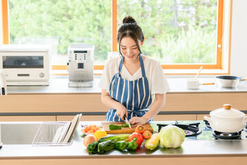 野菜を切る女性　キッチン　料理