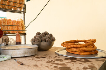 Los churros están a la venta junto a otra comida rápida en un puesto callejero  de Zapopan.