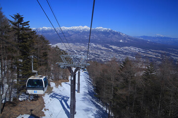 富士見パノラマリゾートのゴンドラから八ヶ岳連峰方面を見る