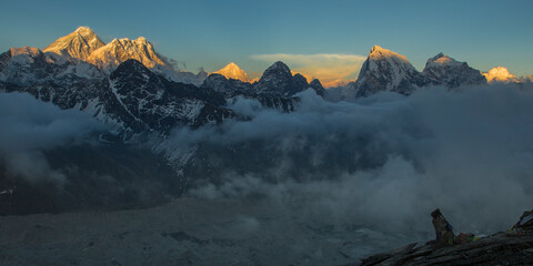 Monts Everest, Lhotse et Makalu au coucher du soleil avec des sommets éclairés par la dernière lumière dorée du soleil