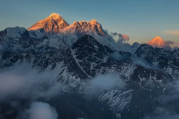 Rolgordijnen Makalu Mount Everest, Lhotse en Makalu bij zonsondergang met toppen verlicht door het laatste gouden zonlicht