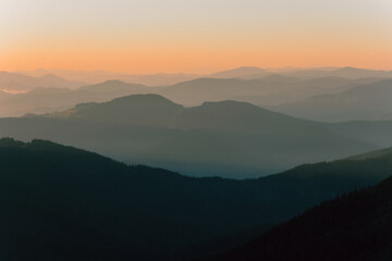 Obraz premium Ukrainian Carpathians, Montenegrin ridge, sunrise near the saddle of Montenegro, picturesque landscapes of Ukrainian mountains.
