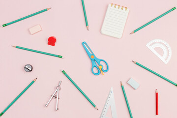 There are many types of learning stationery on the desk