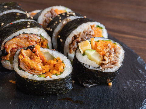 キンパのクローズアップ。プルコギが入った韓国風海苔巻き。