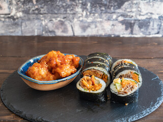 キンパとヤンニョムチキン。韓国風海苔巻きと甘辛から揚げ。