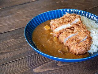 カツカレー。トンカツが乗った日本のカレーライス。