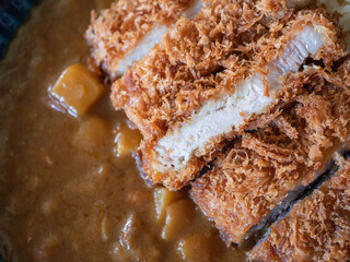 カツカレーのクローズアップ。トンカツが乗った日本のカレーライス。