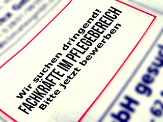 Zeitung und Annonce mit Suche nach Pflegekräften