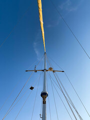 Obraz premium Rigging mast and ropes of a sailing boat under a blue sky