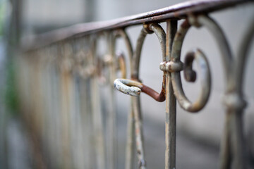 Der Metallzaun mit einem Hacken zum festhalten