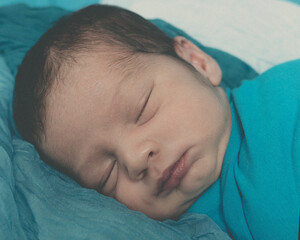 Retrato de rostro de bebé recien nacido en primer plano dormido.