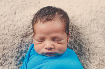 Retrato de rostro de bebé recien nacido en primer plano dormido.