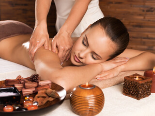 Obraz na płótnie Canvas Masseur doing massage on woman body in the spa salon.