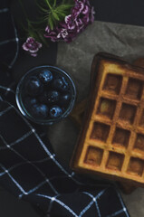 Przepyszny gofr i borówki idealne na śniadanie, deser, czy przekąskę © Patrycja