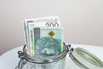 Polskie pieniądze w słoiku