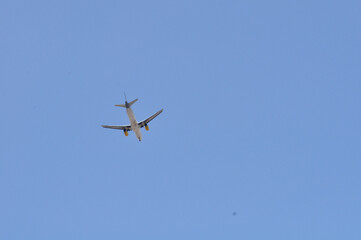 un avión cruza el cielo azul