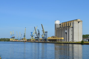 Obraz premium Le port de commerce de Caen. (Calvados - Normandie - France)