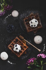 Kompozycja gofrów z borówkami i bitą śmietaną w low key © Patrycja