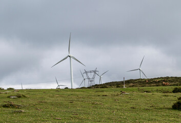 Vista de molinos de viento. Grupo de molinos de viento en la montaña. Foto realizada en un día...