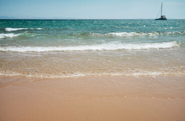 kust van een strand met kleine golven