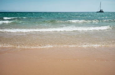 Fotobehang Bolonia strand, Tarifa, Spanje kust van een strand met kleine golven