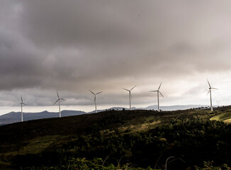 Vista de molinos de viento. Grupo de molinos de viento en la montaña. Foto realizada en un día...