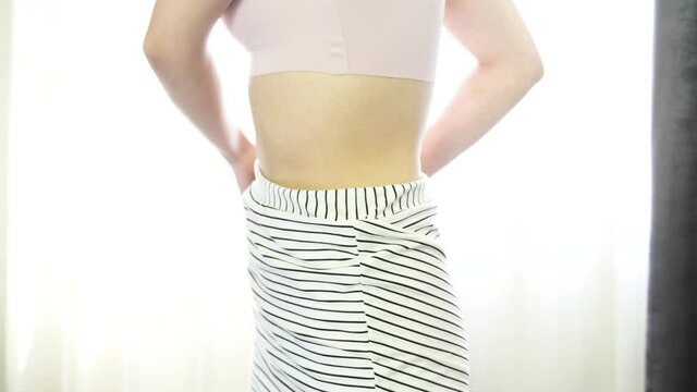 着替え　ダイエット　成功イメージ　スリムなミニスカートが履けるイメージ
