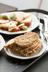 Frisches Vollkornbrot auf dem Teller