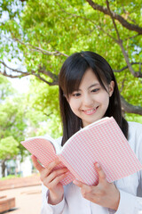 Fototapeta premium 読書する女子高校生
