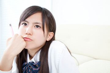 勉強する女子高校生