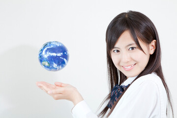 Fototapeta premium 地球を持つ女子高校生