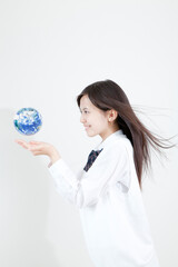 地球を持つ女子高校生