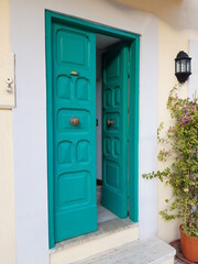 Lazur, błękit drewnianych drzwi, fragment architektury, Italia. - obrazy, fototapety, plakaty
