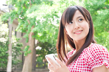 携帯電話を見る女性