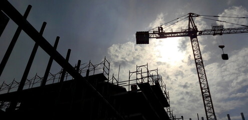 Lavori in corso nel cantiere edile in estate per costruire case e uffici